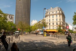 14th-arrondissement;-Boulevard-Edgar-Quinet;-Café-terrace;-Cyclists;-Haussmann-building;-Kaleidos;-Kaleidos-images;-La-parole-à-limage;-Neighbourhood-life;-Paris;-Pedestrians;-Stories-Pictures;-Street-junction;-Summer;-Tarek-Charara;-Tour-Montparnasse;-Traffic-signs